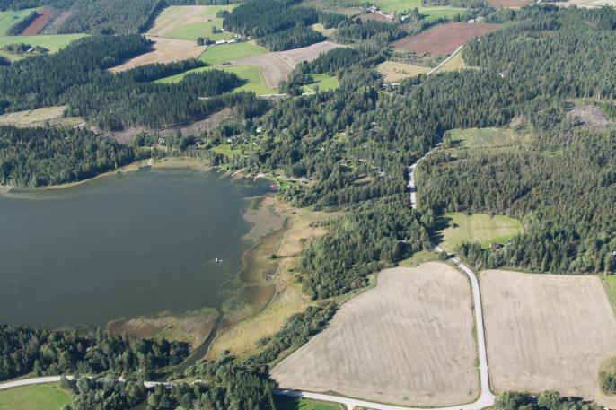 Talouspihan puolella on säilynyt kaksi työväen asuintaloa, makasiini ja kivikellari. Puistoalueen puoleisella piha-alueella on säilynyt ns. mankelihuone.