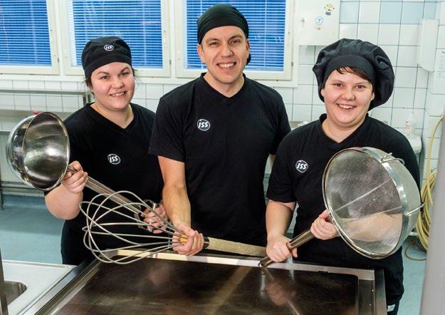 Härkäpapu-omenacumbo Broileri-kurpitsavuoka Sisarleipäset, punakaali-porkkanasalaatti ja emännän paras salaatinkastike 13,000 kg perunakuutioita (kypsä) 5,000 kg kurpitsakuutioita (pakaste) 5,000 kg