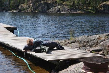 Lepohetki laiturilla. Leirillä kävi vierailemassa luonnonsuojeluliiton saimaannnorppakoordinaattori Kaarina Tiainen, joka toi leirille asiantuntijanäkökulmaa norpista ja vastasi lasten kysymyksiin.