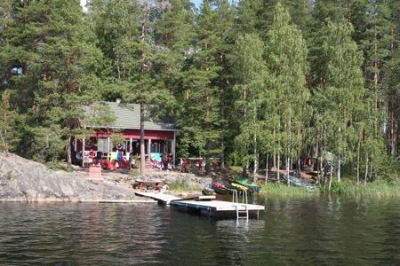 LEIRIPAIKKA Leiripaikka Turponsaaressa oli kaunis, toimiva ja hieno paikka, jossa on mahdollisuuksia retkiin niin vesillä kuin maalla. Saari on noin 5 km pitkä ja 2 km leveä.
