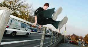 Parkourin harjoittelun voi aloittaa ohjatuissa viikkoharjoituksissa, mutta lajia voi mainiosti harrastaa myös lähimetsässä, puistoissa, koulujen pihoilla ja muilla julkisilla paikoilla.
