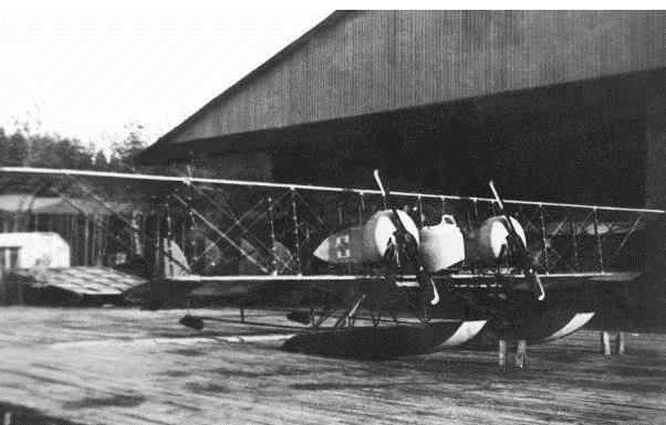 Caudron G.4 Caudron G.4 oli ranskalainen kaksimoottorinen ja kaksipaikkainen tiedustelu- ja pommituskone. Tyyppi oli ensimmäisiä kaksimoottorisia maakoneita koko maailmassa.