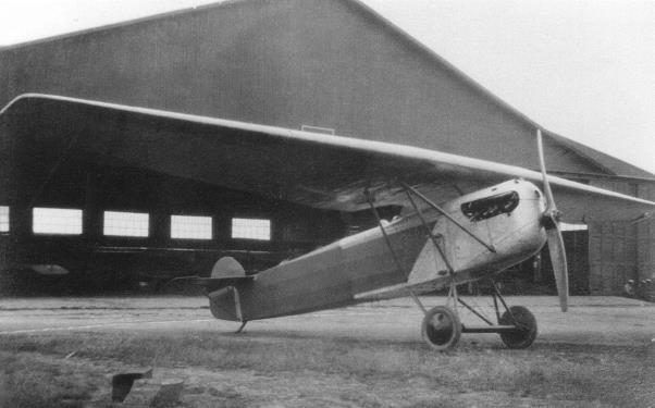 Fokker D.10 Fokker D.10 oli alankomaalainen yksipaikkainen hävittäjä, jota hankittiin ilmavoimille vuonna 1923 yksi kappale vertailuja varten.