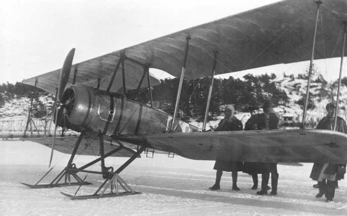 Thulin LA Thulin LA oli ruotsalainen kaksipaikkainen alkeiskoulukone, joka saatiin sekin lahjoituksena Suomeen vuonna 1918. Se oli ensimmäinen koulutukseen sopiva konetyyppi ilmavoimissa.