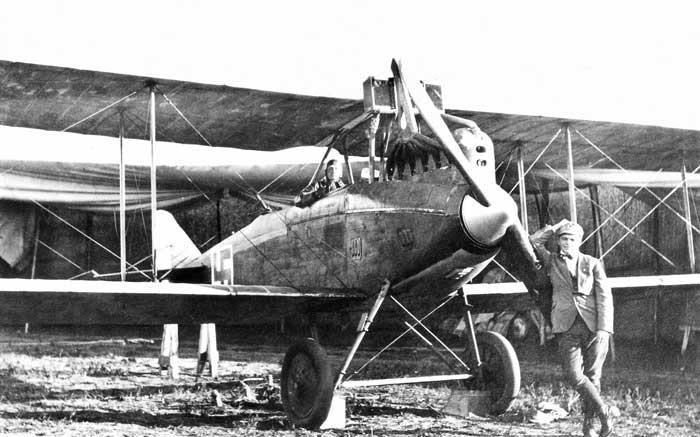 D.F.W. C.V D.F.W. C.V oli saksalainen kaksipaikkainen tiedustelukone. Se oli varsin hyvä lentoominaisuuksiltaan ja eräs eniten valmistettuja saksalaistyyppejä ensimmäisen maailmansodan aikana.