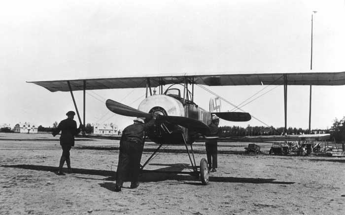 Nieuport 10 Nieuport 10 oli ranskalainen kaksipaikkainen tiedustelukone, jota valmistettiin lisenssillä Venäjällä. Tyyppi oli ensimmäisen maailmansodan alkupuolen menestyksekkäitä kehitelmiä.