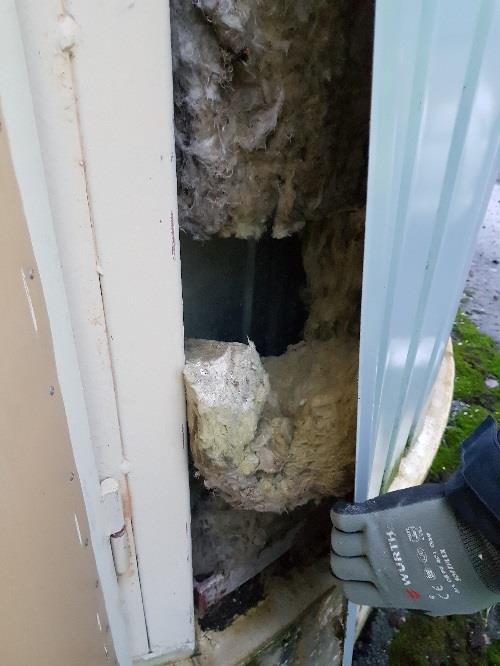Kuva 3. Ulkoseinärakenteessa ei havaittu asbestipitoisia materiaaleja. Pellin maalista otettu näyte ei sisällä asbestia. Kuva 4.