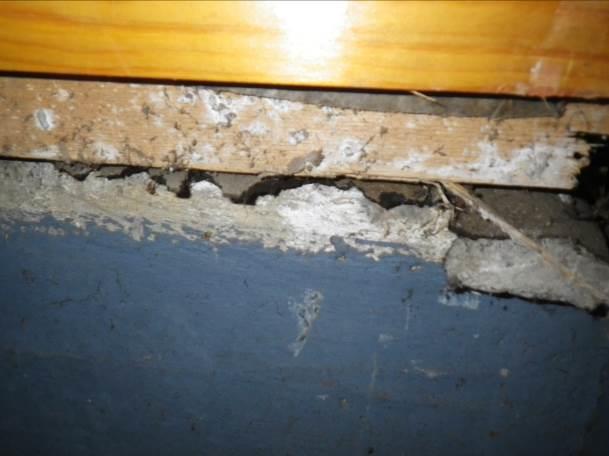 1 Sokkelin päällä oleva asbestipitoinen kermi Ulkoseinärakenteessa sokkelin päällä oleva