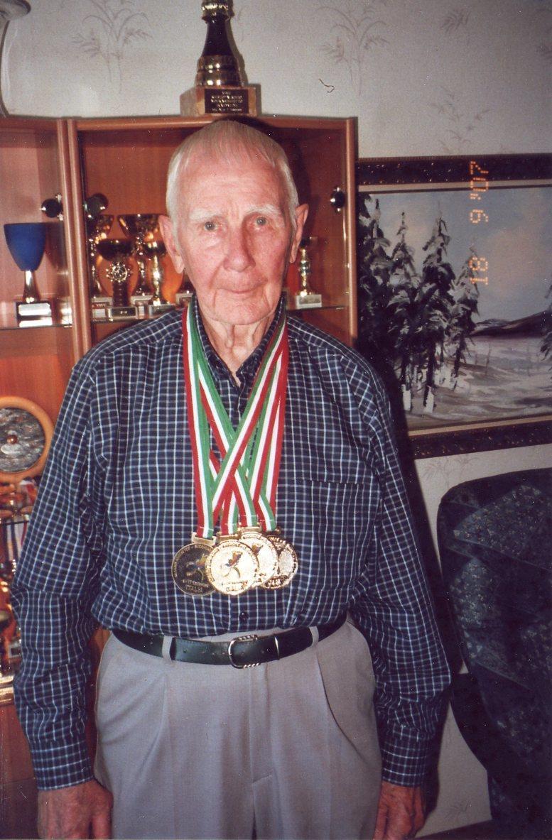 Senioriurheilijoiden paras urheilija on 13-kertainen maailmanmestari Helge Lönnroth, joka 8.12.2014 täytti 98 vuotta ja ajaa vielä autoa.