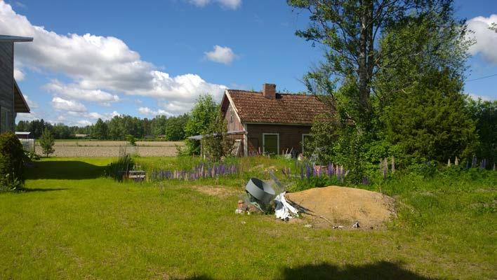 Pikkumökki uudisrakennuksen pohjoispuolella