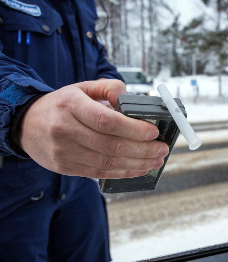 Road Policing -malli LIIKENNETURVALLISUUDEN AMMATTILAISTEN, VALVONTA- JA HÄLYTYSTOIMINNAN AMMATTILAISTEN JA RIKOSTORJUNNAN AMMATTILAISTEN YHTEISTOIMINTA Olemassa olevan tiedon hyödyntäminen toimintaa