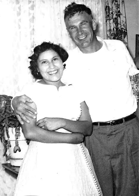 Arne Vainion isä, Arne Vainio vanhempi, ja vaimo Mabel Durant vuonna 1957 otetussa hääkuvassa.
