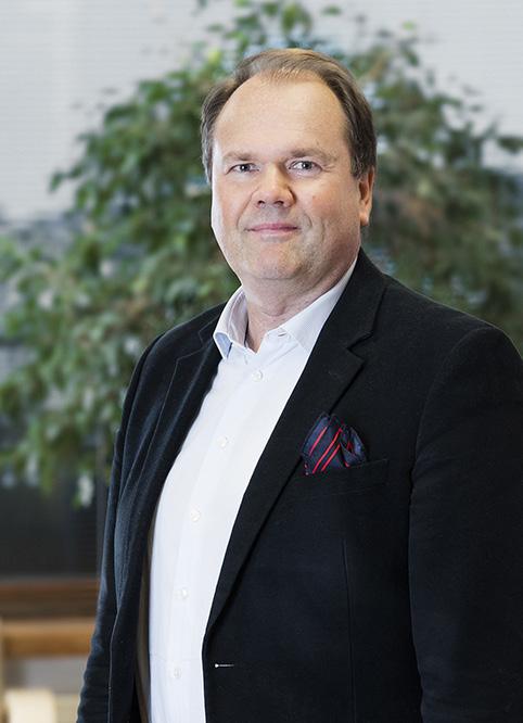 toimitusjohtaja 2011 2014 Onninen Oy, toimitusjohtaja 2006 2010 Kesko Oyj, varatoimitusjohtaja, Ruoka-Kesko, ja divisioonajohtaja, Ruoka-Kesko 1987 2006 Osakeomistus Tokmanni Group Oyj:ssa 31.12.