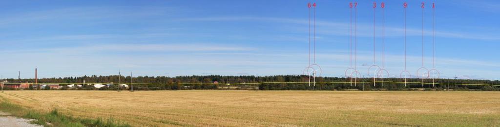 Etäisyys lähimpään Urakkanevan voimalaan on noin 4,5 km. Kaikki voimalat näkyvät lähes kokonaisuudessaan. Kuva 53.