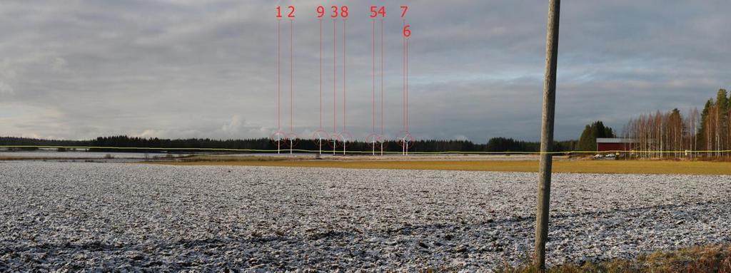 Kuva 65. Valokuvasovite kuvauspaikka 2. Näkymä Toppipuhdosta. Etäisyys lähimpään Urakkanevan voimalaan on noin 7,4 km. Urakkanevan voimaloiden roottorien navat jäävät metsän yläreunan tasolle.