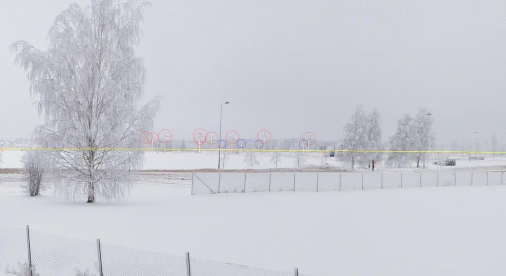 Kuva 87. Valokuvasovite, kuvauspaikka 2 (Sarjankylä, Toppipuhto). Urakkanevan voimalat (punainen) keskellä, Hirvinevan voimalat (sininen) ja Tuomiperän voimalat (vihreä) oikealla.