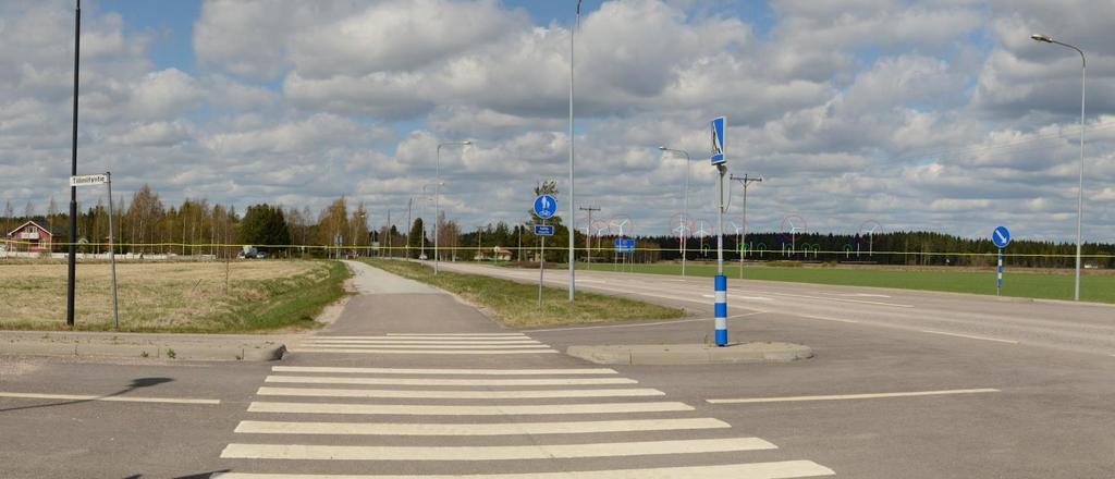 Urakkanevan ja Hirvinevan voimalat jäävät kokonaisuudessaan metsän taakse peittoon. Pajukoski II:n muutaman voimalaitoksen lavat näkyvät pieninä etäällä. Tuomiperän voimalat jäävät puuston katveeseen.