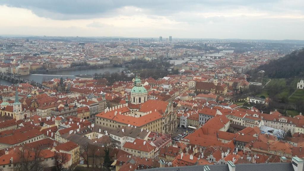 asuminen vieraassa maassa sekä maahan tutustuminen uusien ihmisten kanssa ovat hetkiä, jotka muistan loppuikäni. Minuun kolahti Prahan arkkitehtuurinen kauneus sekä historiallinen ilmapiiri.