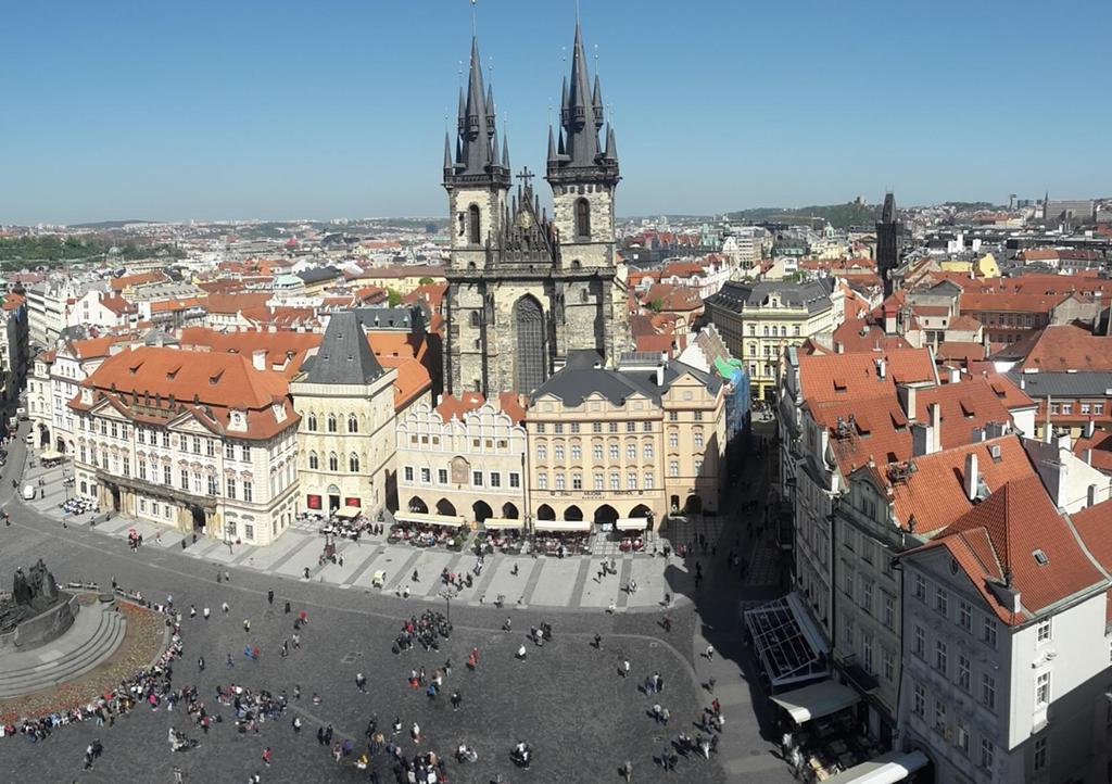 Kuva: Prahan vanhan kaupungin aukio. 2. PRAHA Prahassa on noin 1,3 miljoonaa asukasta.