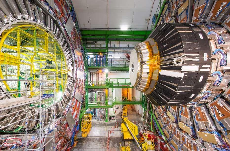 CMS Compact Muon Solenoid käyttää valtavaa solenoidimagneettia kääntämään LHC-kiihdyttimen törmäyksissä syntyvien