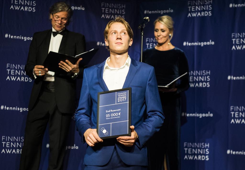 STL:N VUODEN PARHAAT JA HUOMIONOSOITUKSET Vuoden tennisteko enri Kontisen ykkössija ATP-listalla sekä nelinpelin voitto Australian avoimissa Vuoden naispelaaja Mia Eklund Vuoden miespelaaja Henri