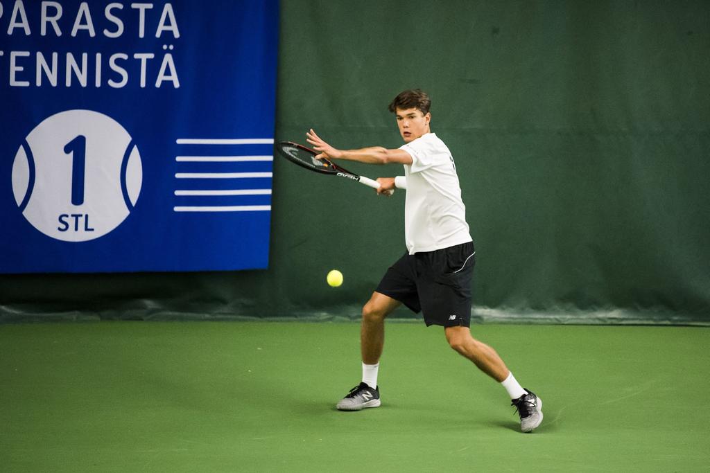 VIESTINTÄ joukkuetta ja naisissa kahdeksan joukkuetta. Runkosarjassa kaikki joukkueet pelasivat kerran toisiaan vastaan. Tennisliitto panosti edelleen vahvasti Tennisliigoihin.