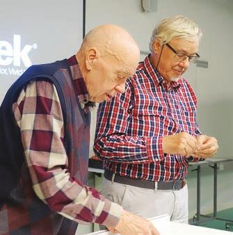9.10. saimme kuulla Ari-Ilmari Iisakkalan kertovan talvisodan taustoista. Kuvassa Ari-Ilmari Iisakkala suorittamassa voittoarpojen nostoa yhdessä Arno Kullbergin kanssa. enemmän elävyyttä asetteluun.
