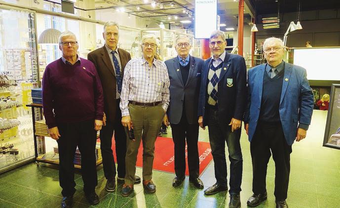 Upseerifilatelistit vieraili Postimuseossa Vapriikissa, Tampereella nääs Postimuseosssa vierailleet upseerifilatelistit ryhmäkuvassa.