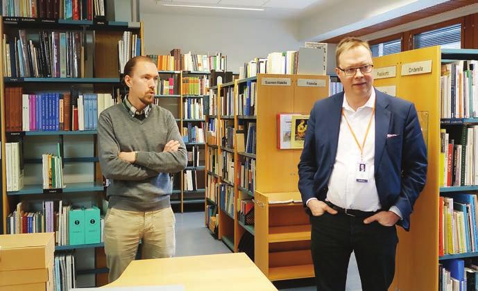 Postimuseon kirjaston tietoasiantuntija Mikko Nykänen sekä museojohtaja Kimmo Antila kirjaston esitelyssä.