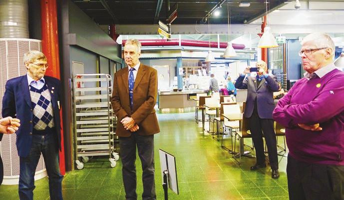 Postimuseon esittelyä kuuntelemassa vasemmalta Kai Masalin, puheenjohtaja Kai Varsio ja Timo Pokela. Tapani Talari filmaa taustalla.