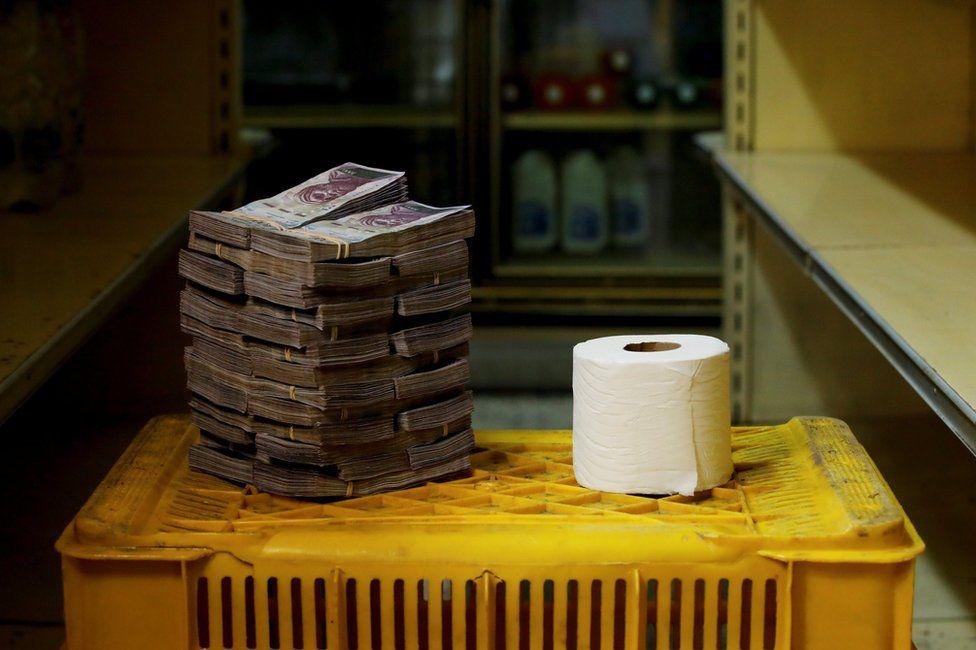 Vessapaperirullan hinta Venezuelassa ennen rahauudistusta: 2,6