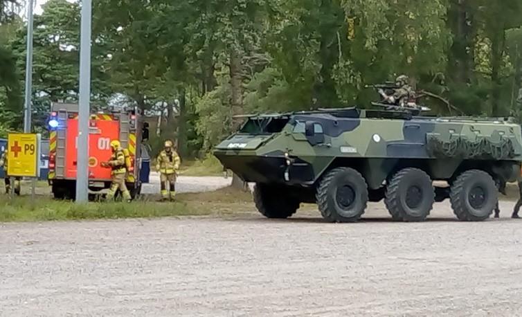 Kaartin jääkäri Mäenpää kuljettaa Pasi-panssarivaunua. Panssarivaunun kahluusyvyys on 1,5 metriä, eikä hän vierasta vesiesteiden ylittämistä.