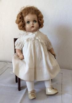 Heidi on edelleen rakkain aarteeni. Leilan tekemillä nukeilla on kangasvartalo, joka on täytetty niin tiukkaan vanulla, että nuket seisovat. Kasvot Leila maalaa valmiiseen muottiin.