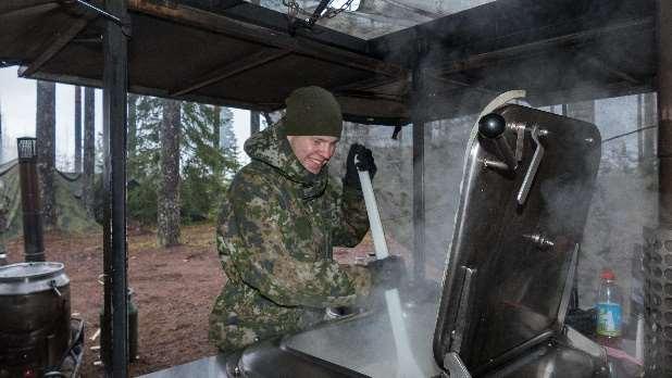 Sotilasarvo: Lentosotamies Koulutushaara: Sotilaskeittäjä Nimi: Välimaa, Tino Ikä: 19 Siviilisääty: Naimaton Koulutus: Hotelli- ja cateringala Harrastukset: Salibandy Mitä odotit