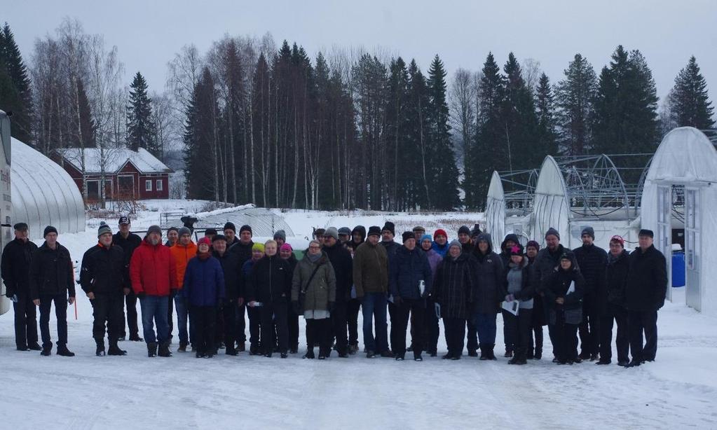 Kuva 2: Kainuun retkellä 27-28.11.2017 vierailtiin Peuraniemen taimitarhalla, jossa tuotetaan marjakasvien taimia. Mukana retkellä oli 38 henkilöä.