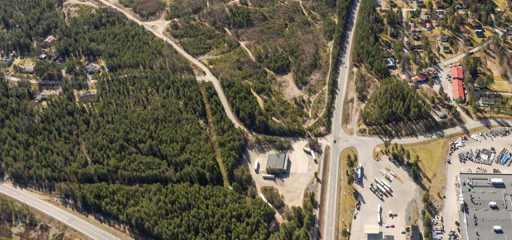 Nosto Consulting Oy 7 (29) 2. La hto kohdat 2.1. Selvitys suunnittelualueen oloista Alueen yleiskuvaus Kaava-alue on pääosin tasaista, rakentamatonta metsämaata.