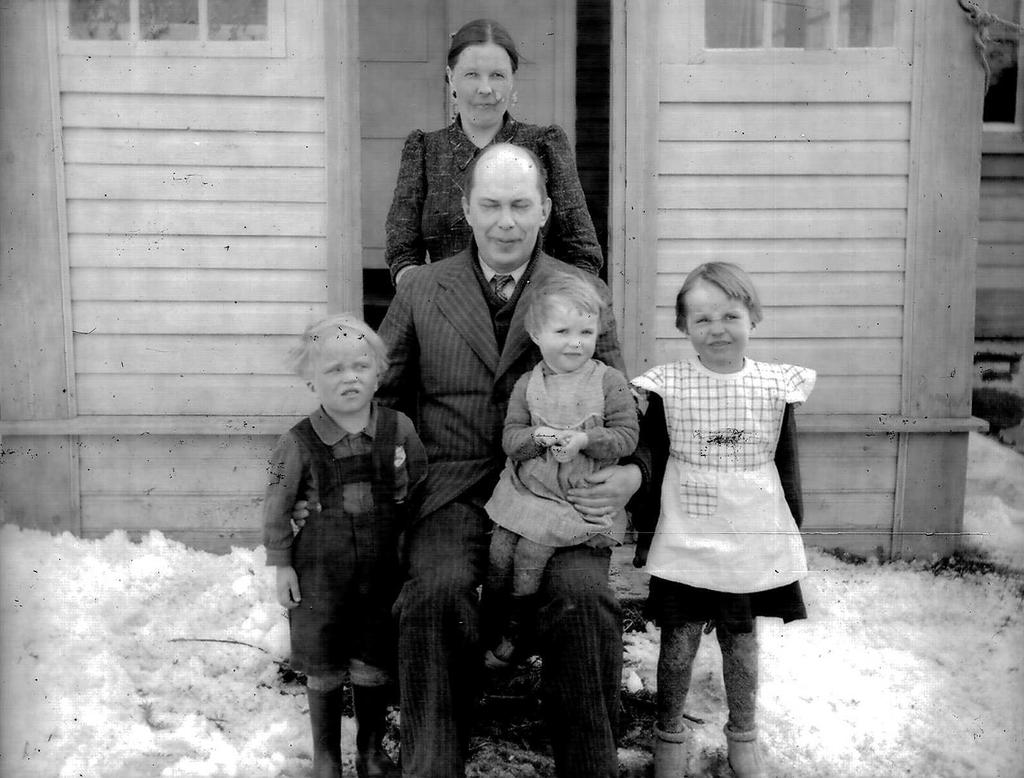 5 Keväällä 1956 haettavana ollutta virkaa haki kaksi laillistettua lääkäriä, Kalervo Mäkinen ja Erkki Askola. Kumpikaan ei kuitenkaan ottanut virkaa vastaan.