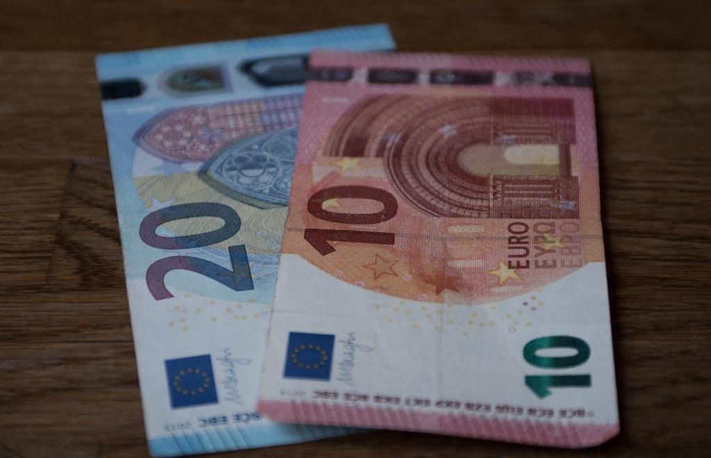 Pääluottamusmiehen palsta Toukokuun palkankorotus maksuun kesäkuussa Virka- ja työehtosopimuksen mukainen yleiskorotus (1.5.2018) 1,17 % tulee maksuun takautuvasti kesäkuun palkanmaksun yhteydessä.