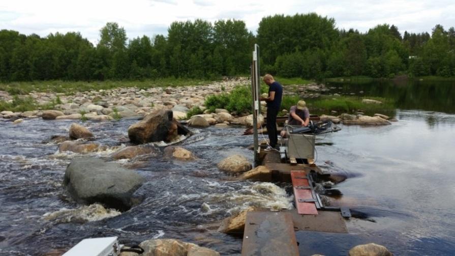 Uiskarinkosken kalatien aukkoihin asennettiin kalojen ohjauskehikot, Vaki -kalalaskurit, kamerat ja muu tarvittava välineistö tulvan