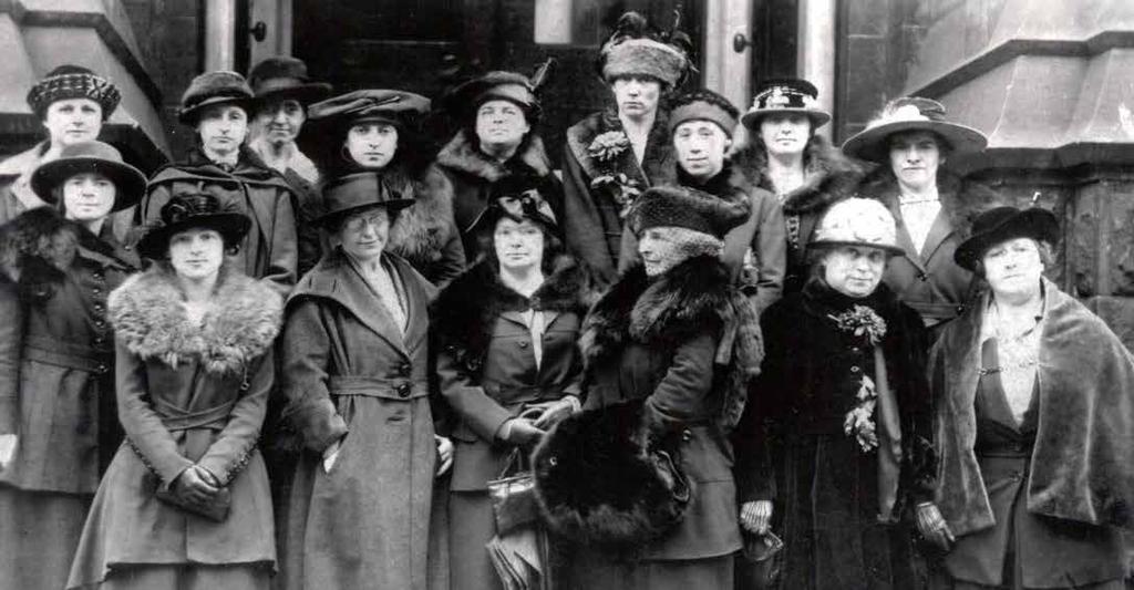 KÄSIN, ÄÄNIN, SYDÄMIN Kohta 100 vuotta Zonta-toimintaa TEKSTI Salla Tuominen KUVAT Zonta Zonta International täyttää 100 vuotta 8.11.2019.