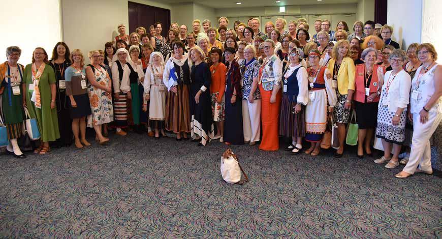 1 KANSAINVÄLINEN ZONTA-KOKOUS JOKOHAMASSA 29.6. 3.7.2018 TEKSTI Merja Ora KUVAT Merja Ora, Zonta Convention-osallistujia oli kaikkiaan 2.366 ääniä max. 1467 ja paikalla edustajia oli 55-57 maasta.