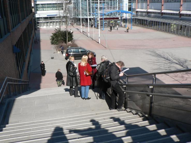Vasemmalla uudet portaat Vuosaaressa ja