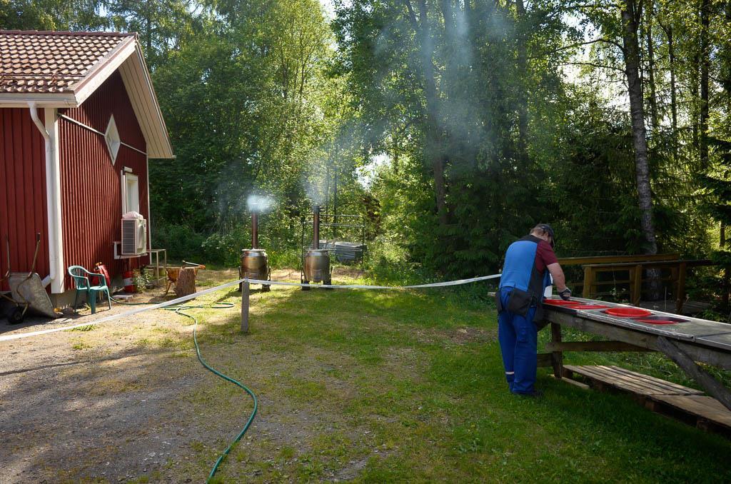 Opasteet vietiin heti varhain maanantaina paikoilleen teiden risteyksiin,