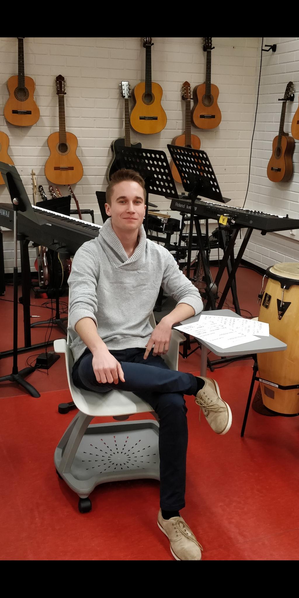 Olin pohtinut koko yhdeksännen luokan ajan, että haluan johonkin opiskelemaan esiintymistä syvemmin, mutta en ollut ollenkaan varma minne hakisin.
