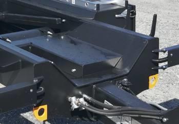 HUOM! Varmistu että kaikki hydrauliset ja sähköiset liitännät on asetettu oikein. TÄRKEÄÄ Ota huomioon että traktorille tuleva koukkupaino muuttuu lavan paikan mukaan.