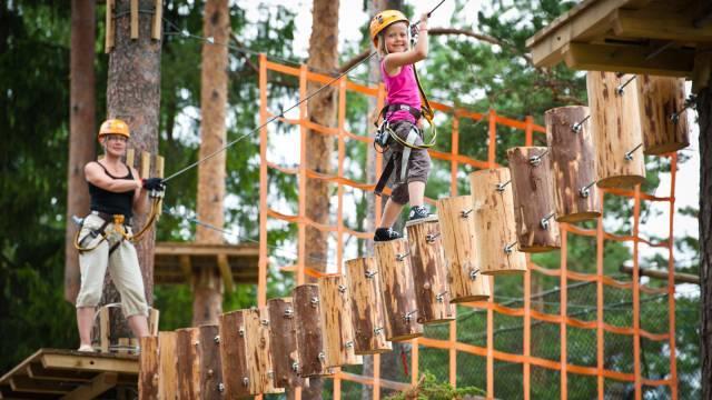 8.10.2018-14.10.2018 FLOWPARK Seikkailuradat on rakennettu eläviin puihin niitä vahingoittamatta. Lukuisia erilaisia tehtäviä pääsee suorittamaan useiden metrien korkeudella.