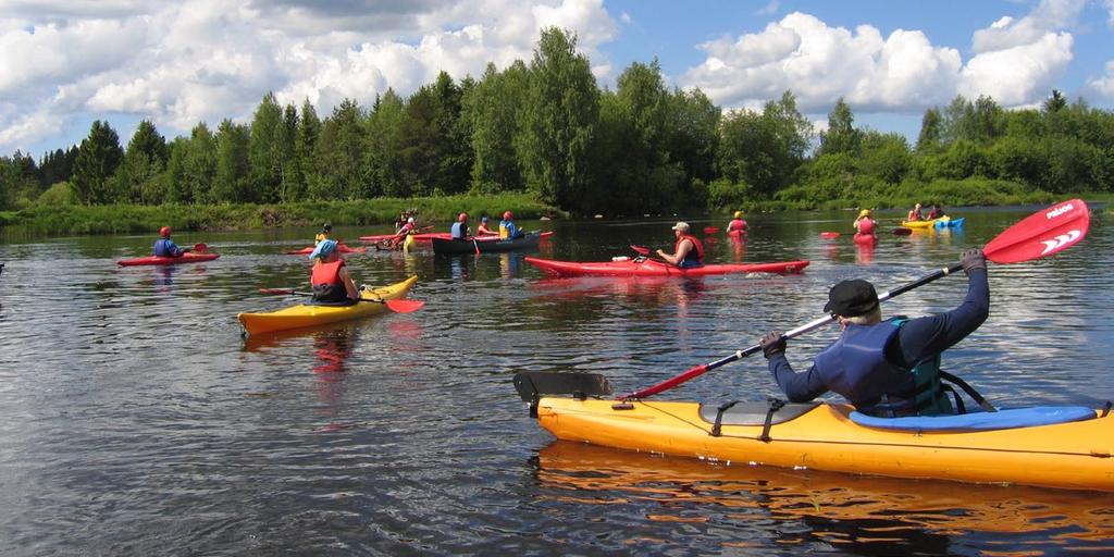 Kaunis Pyhäjoki virtaa kaupungin keskustan läpi ja Oulaistenkoskea voi ihailla pääkadun