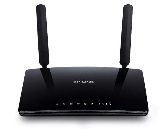 LTE-modeemi ja antennit ovat havainnollistettuna kuvassa 5. Todellisuudessa antennien säteilykuviot ovat varsin erinäköisiä kuin aliluvun 2.2 teoreettisissa kuvissa.