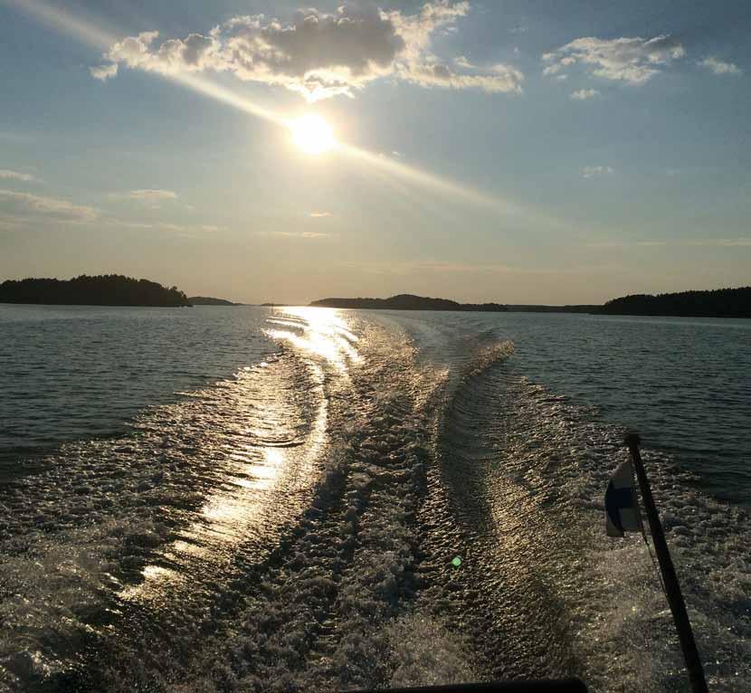 Veneen sähköistäminen Nauttiaksesi veneilystä on sinun huolehdittava siitä että akustosta löytyy virtaa. Purjeveneilyssä moottorin käyttäminen akkujen lataamiseen ei ole mukavaa.