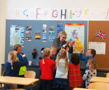 Opettelemme englannin kieltä hauskojen leikkien, laulujen, kuvien ja tarinoiden avulla. Kerhossa puhumme suomea ja englantia. Lapsi harjoittelee englannin perussanastoa mm.